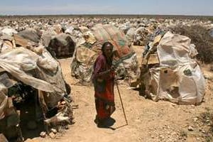 Une dame marche à travers le camp de Maslah, en Somalie © AFP