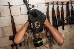 Un combattant se munit d’un masque à gaz en Syrie. © AFP