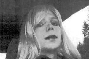 Bradley Manning portant une perruque de femme et du maquillage sur une photo non datée. © AFP