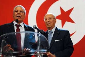 L’ancien Premier ministre tunisien Beji Caid Essebsi (d) écoute l’opposant Taïeb Baccouche. © AFP