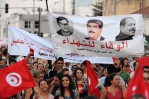 Des manifestants anti-gouvernementaux rassemblés à Tunis, le 24 août 2013. © AFP