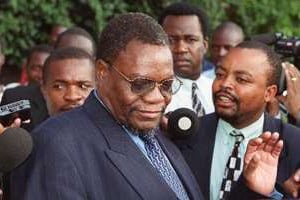 L’ancien ministre zimbabwéen de l’Agriculture Kumbirai Kangai, le 21 mars 2000 à Harare. © AFP