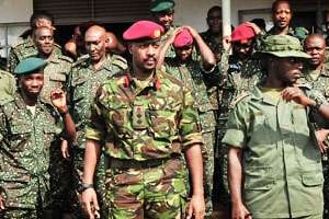 Au centre, Muhoozi Kainerugaba, à la tête des Forces spéciales (ici en mai 2012). © AP/Sipa