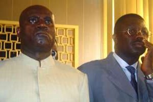 Les généraux congolais Norbert Dabira et Blaise Adoua, le 15 août 2005 à Brazzaville. © AFP