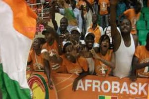 Des supporters de l’équipe ivoirienne de basket, à Abidjan. © DR