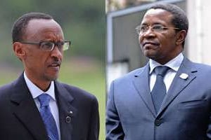 Les relations entre Paul Kagamé (à g.) et Jakaya Kikwete (à dr.) sont tendues. © AFP