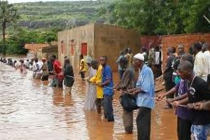 Les opérations de secours s’organisent dans les rues inondées de Bamako le 28 août 2013. © AFP