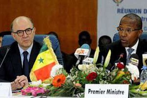 Le Premier ministre du Sénégal Abdoul Mbaye (d), lors d’une conférence de presse à Dakar. © AFP