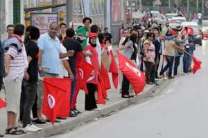 Une chaîne humaine formée pour réclamer la démission du gouvernement, le 31 août 2013 à Tunis. © AFP