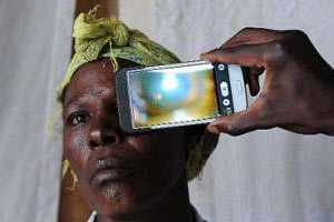 L’oeil de la patiente est scanné via une application sur téléphone portable, le 28 août 2013. © AFP