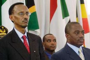 Paul Kagamé (g) et Joseph Kabila (d), le 20 novembre 2004 à Dar es-Salaam. © AFP