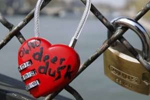 Les cadenas d’amour du pont des Arts, à Paris. © AFP