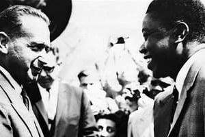 Dag Hammarskjold accueilli par Moïse Tshombe, à Elisabethville (Lubumbashi), en 1960. © AFP