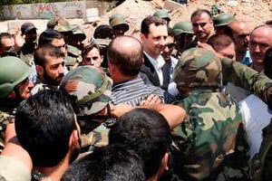 Bachar Al-Assad au milieu de troupes loyalistes à Daraya, le 1er août. © HO/AFP