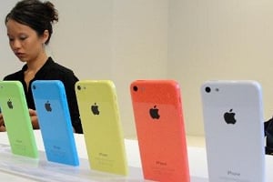 L’iPhone 5C est proposé à un prix inférieur de seulement 100 dollars à l’iPhone 5S, le modèle haut de gamme, soit 550 dollars. © AFP