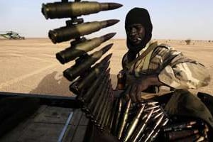 Un soldat de l’armée malienne prépare des munitions avant une patrouille dans le nord du Mali. © PASCAL GUYOT/AFP