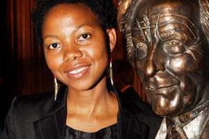 La Zimbabwéenne NoViolet Bulawayo, seul auteur africain en lice pour le Man Booker Prize 2013. © Reuters