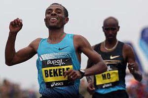 Bekele devance Mo à l’arrivée du semi-marathon de Newcastle, le 15 septembre 2013. © AFP