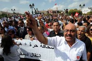 Des centaines de personnes manifestent le 16 septembre 2013 à Tunis en soutien à Zied el-Heni. © AFP