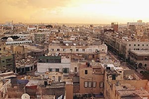 Tripoli, la capitale libyenne. Les deux opérateurs publics, Al Madar et Libyana, comptent plus de huit millions d’abonnés. DR