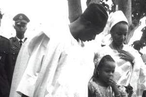 Entre son père et sa soeur aînée, en 1974. Aminatou est parfois décrite comme fragile. © DR