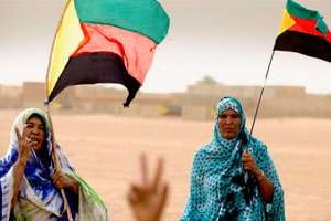 Des femmes brandissent le drapeau de l’Azawad, el 27 juillet, à Kidal. © Rebecca Blackwell/AP/Sipa
