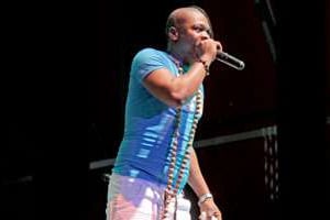 Youyou Mobangué met l’ambiance pour Roga Roga et les Extra-Musica. © Bonz communication