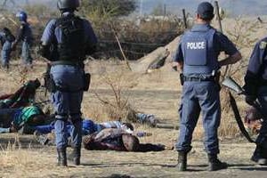 Policiers autour de cadavres, après la tragédie de Marikana © AFP/Stringer