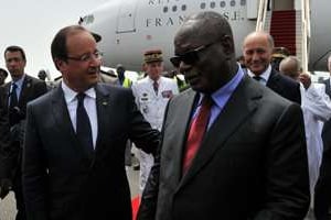 François Hollande et IBK à l’aéroport de Bamako le 19 août. © AFP