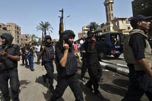 Des policiers patrouillent dans une rue de Kerdassa, le 19 septembre 2013 en Égypte. © AFP