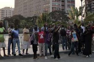 Un groupe de jeunes angolais, manifeste place de l’Indépendance à Luanda en mai 2013. © AFP/Estelle Maussion
