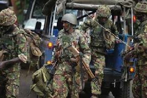 Des soldats des forces spéciales kényanes à l’extérieur du centre commercial Westgate. © AFP