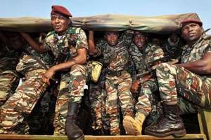 Soldats camerounais de la Fomac à Bangui, en janvier 2013. © Ben Curtis/AP/Sipa