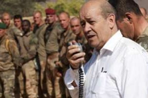 Jean-Yves Le Drian, ministre français de la Défense, en visite au nord du Mali en mars 2013. © Arnaud Roine / AFP