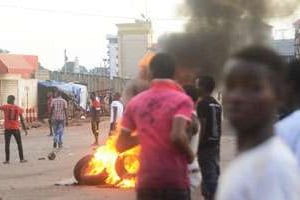 Affrontements entre policiers et manifestants à Conakry, le 22 septembre. © AFP