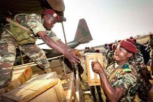 À Bangui, en janvier. Le materiel de l’armée est vieillissant, et manque de pièces de rechange. © Ben Curtis/AP/Sipa