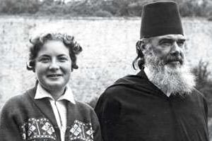 Djanina Messali-Benkelfat et son père, Messali Hadj, en avril 1956. © DR