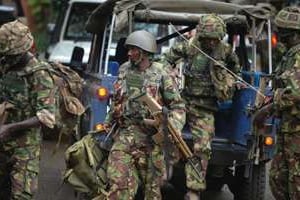 Des soldats des forces spéciales kényanes à l’extérieur du centre commercial Westgate à Nairobi © AFP