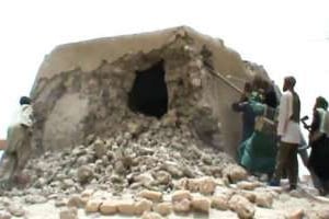 Des silamistes détruisent un mausolée à Tombouctou en décembre 2012. © AFP