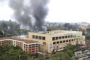 De la fumée noire s’échappe du toit du centre commercial Westgate, à Nairobi. © AFP