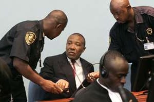 Charles Taylor à la cour spéciale de Freetown en 2006. © Reuters