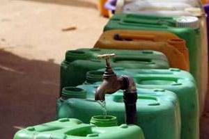 Dans de nombreux quartiers de Dakar, l’eau n’est plus disponible. © AFP