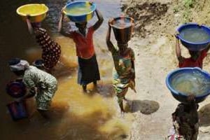 Les Sénégalais s’organisent pour s’approvisionner en eau. © AFP