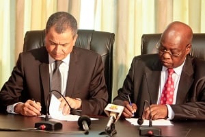 Boubker Jai, directeur général d’Attijariwafa Bank, et Dieudonné Papali, le président du conseil d’administration de BIA Togo. © Attijariwafa Bank