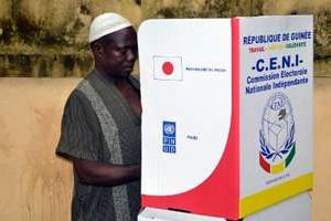 Un homme vote à Conakry le 28 septembre 2013. © AFP