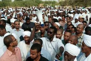 Des centaines de personnes le 28 septembre 2013 à Khartoum aux funérailles de Salah Mudathir. © AFP