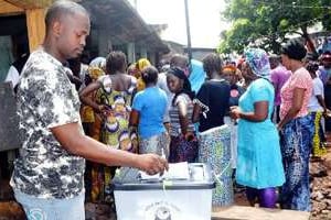 Un homme vote le 28 septembre 2013 à Conakry à l’occasion des élections législatives. © AFP