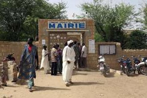 Des électeurs devant la mairie de Tombouctou le jour des élections, le 26 juillet 2013. © AFP