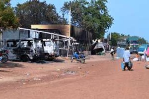Des voitures et des habitations dévastées après une attaque de Boko Haram à Benisheik. © AFP