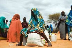 Des femmes ont reçu des rations de nourriture dans un camp à Dollow, dans le nord de la Somalie. © AFP
